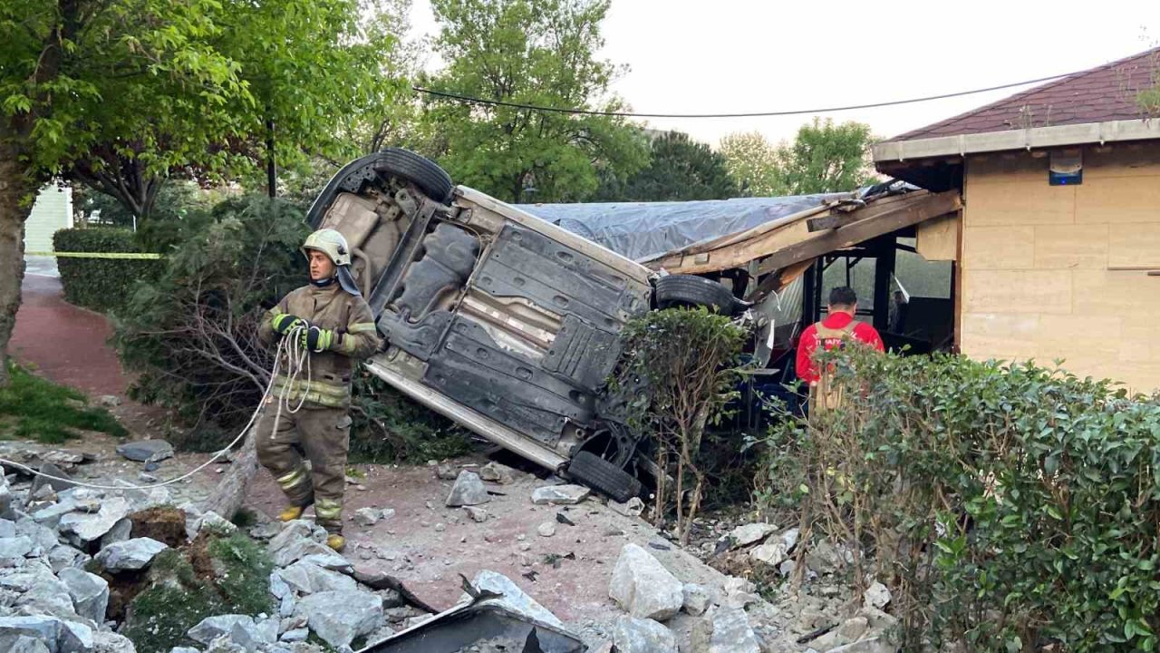 Bahçelievler’de otomobil kafenin bahçesine uçtu: 1 ağır yaralı