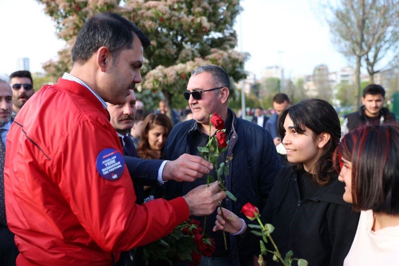 Maltepe Sahil’de yürüyüş yapan Bakan Kurum gençlerle basketbol oynadı