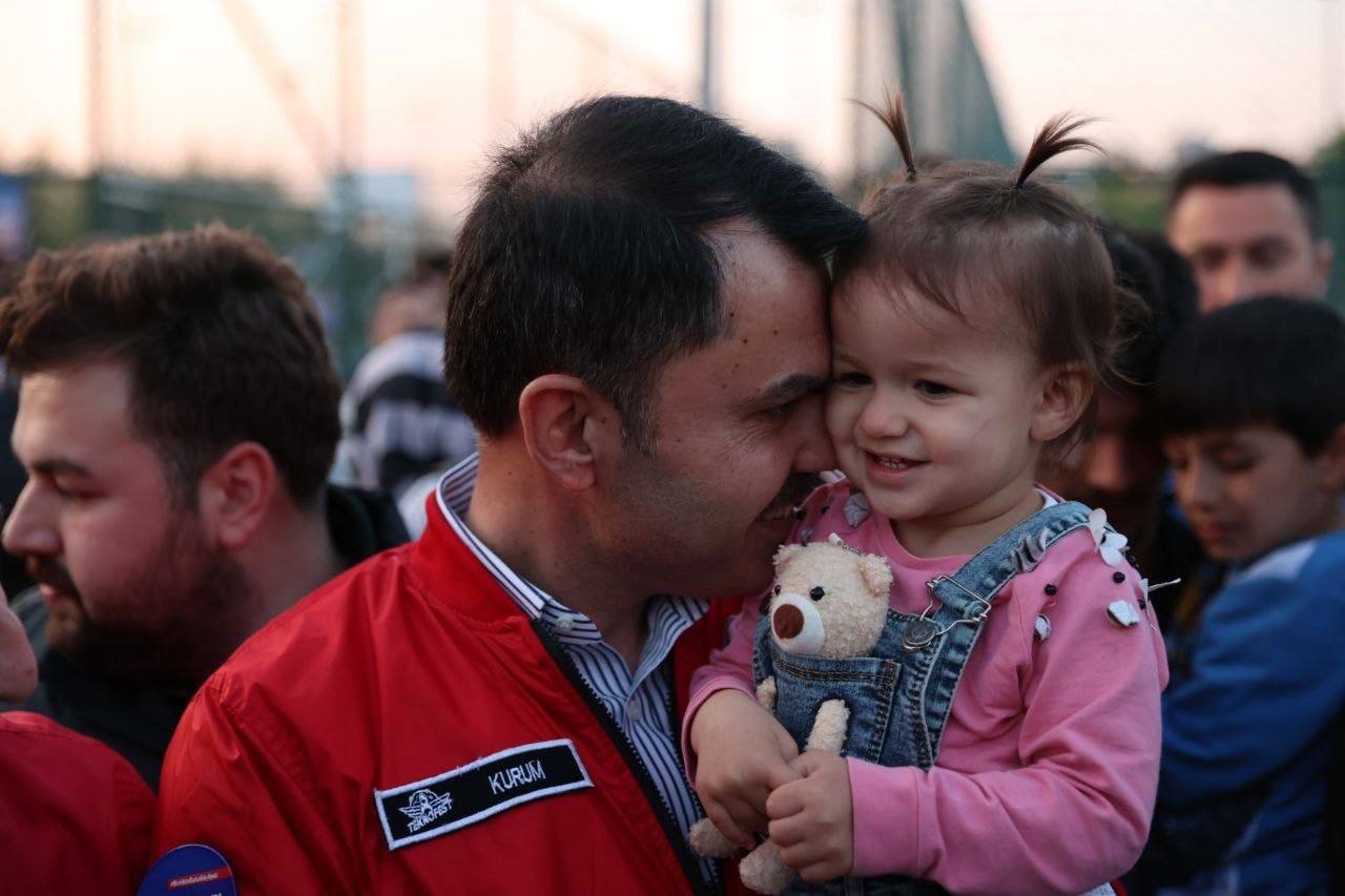 Maltepe Sahil’de yürüyüş yapan Bakan Kurum gençlerle basketbol oynadı