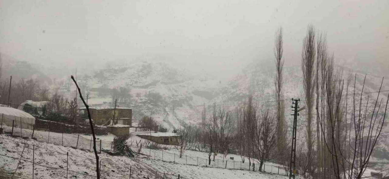 Batman nisan ayının son gününde yağan karla beyaza büründü