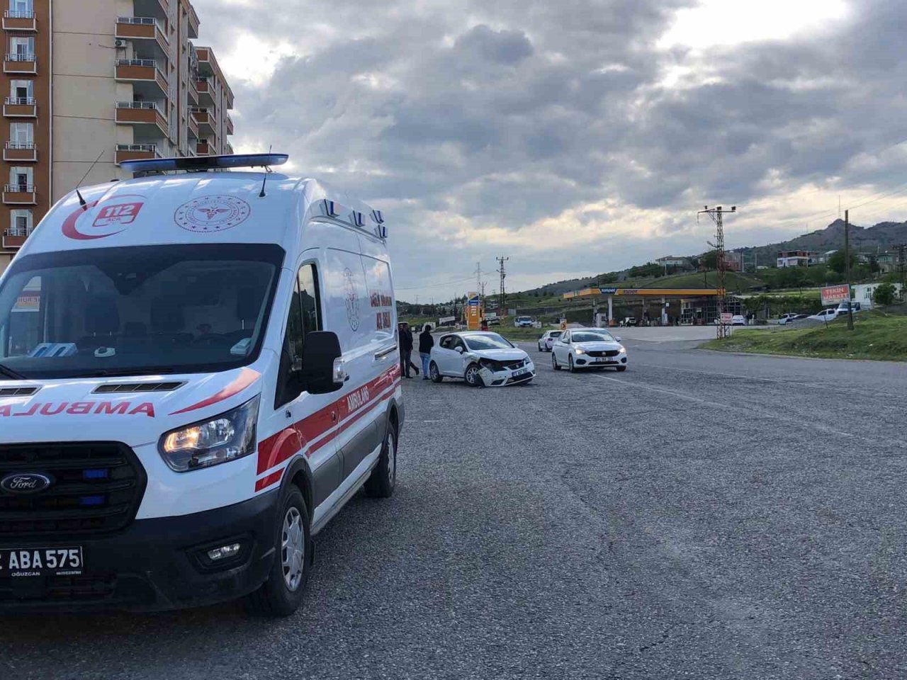 Kozluk’ta iki araç kafa kafaya çarpıştı