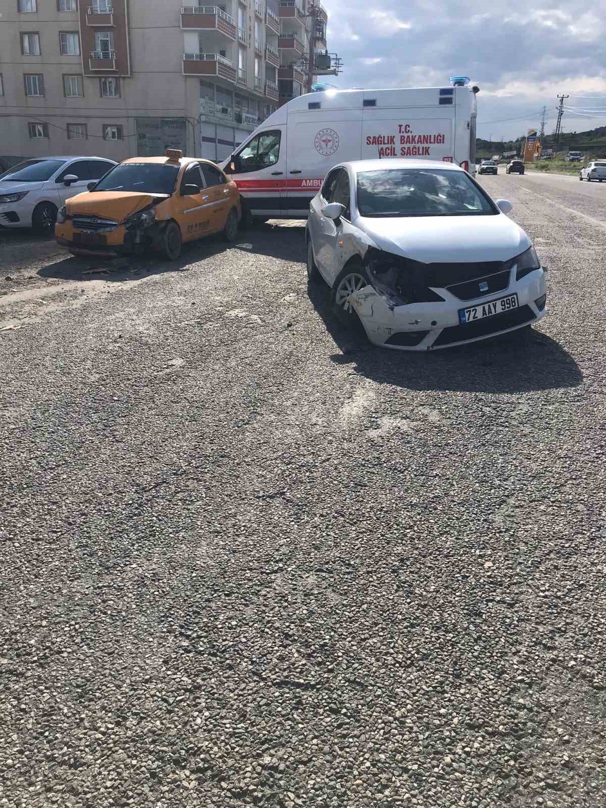 Kozluk’ta iki araç kafa kafaya çarpıştı