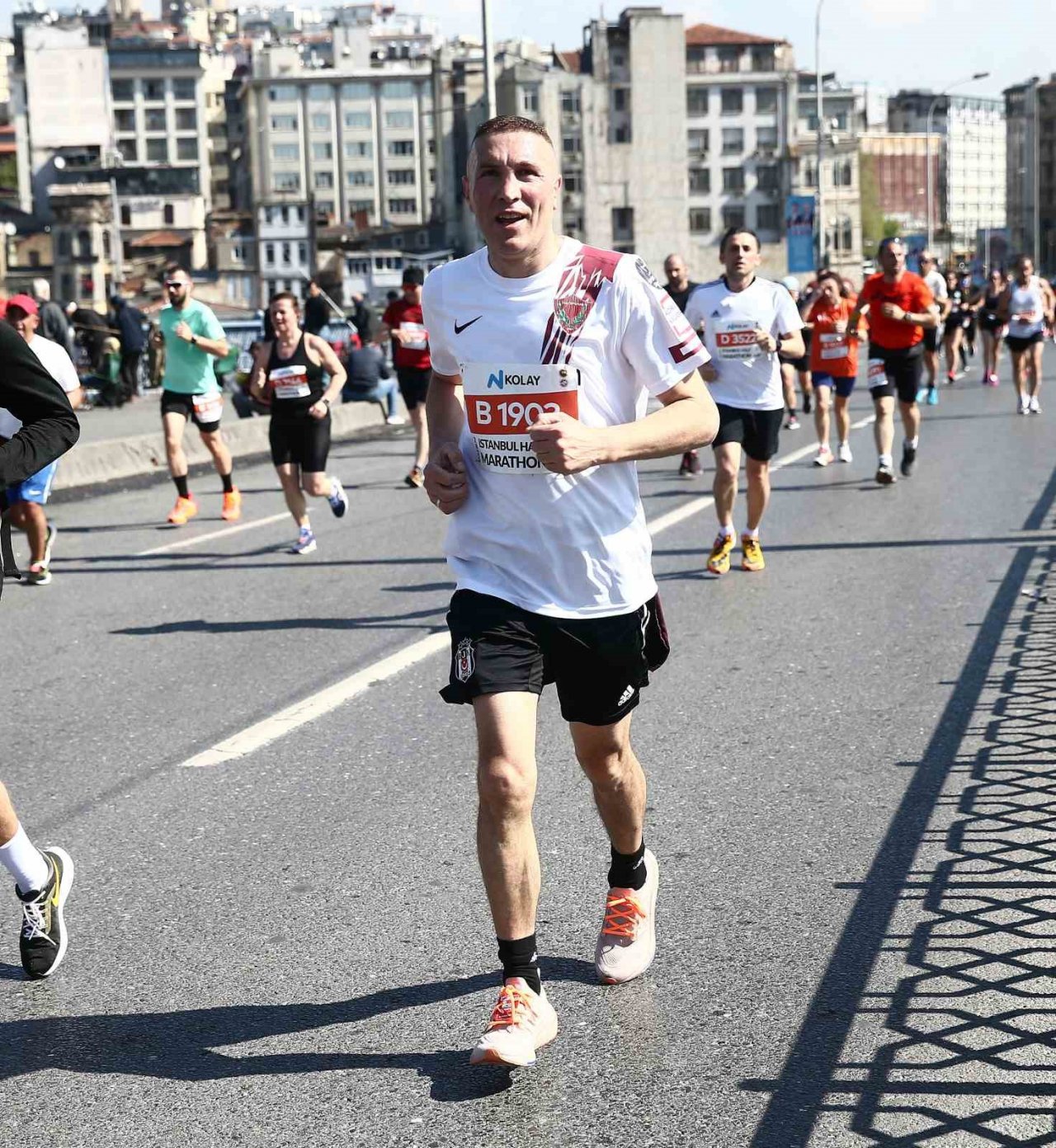 Maratonda Christian Atsu’nun formasıyla koştu