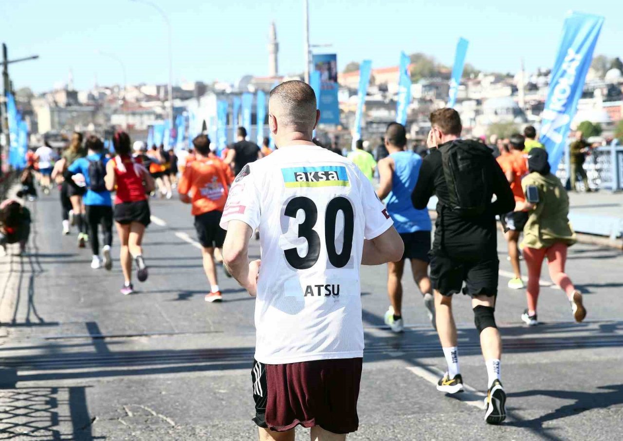 Maratonda Christian Atsu’nun formasıyla koştu