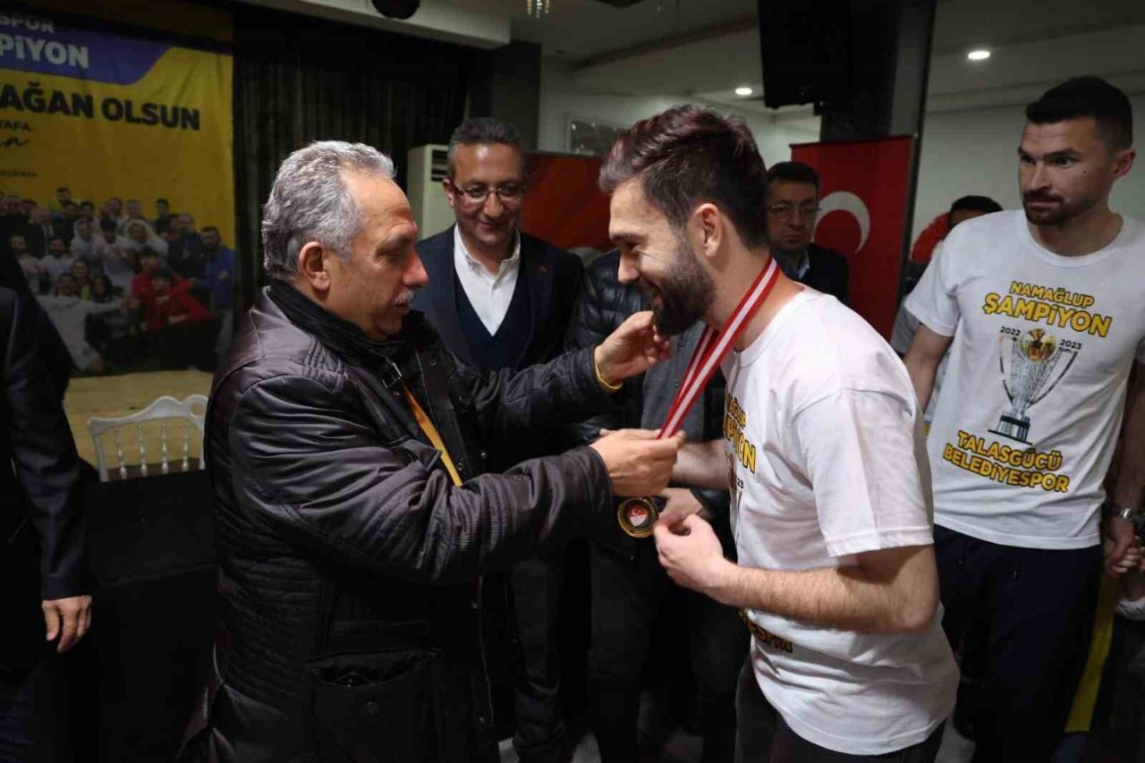 Talasgücü Belediyespor şampiyonluğu kutladı