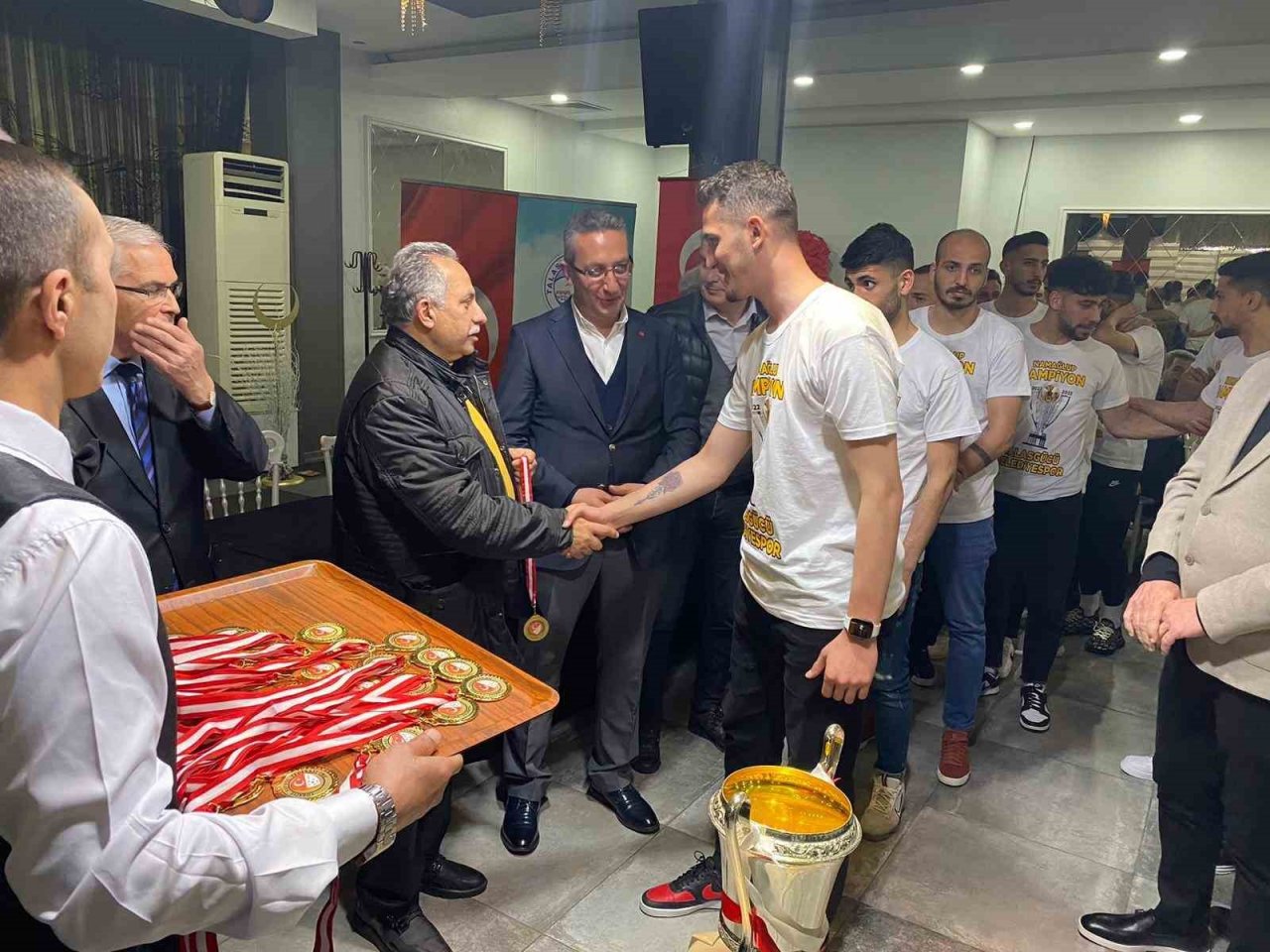 Talasgücü Belediyespor şampiyonluğu kutladı