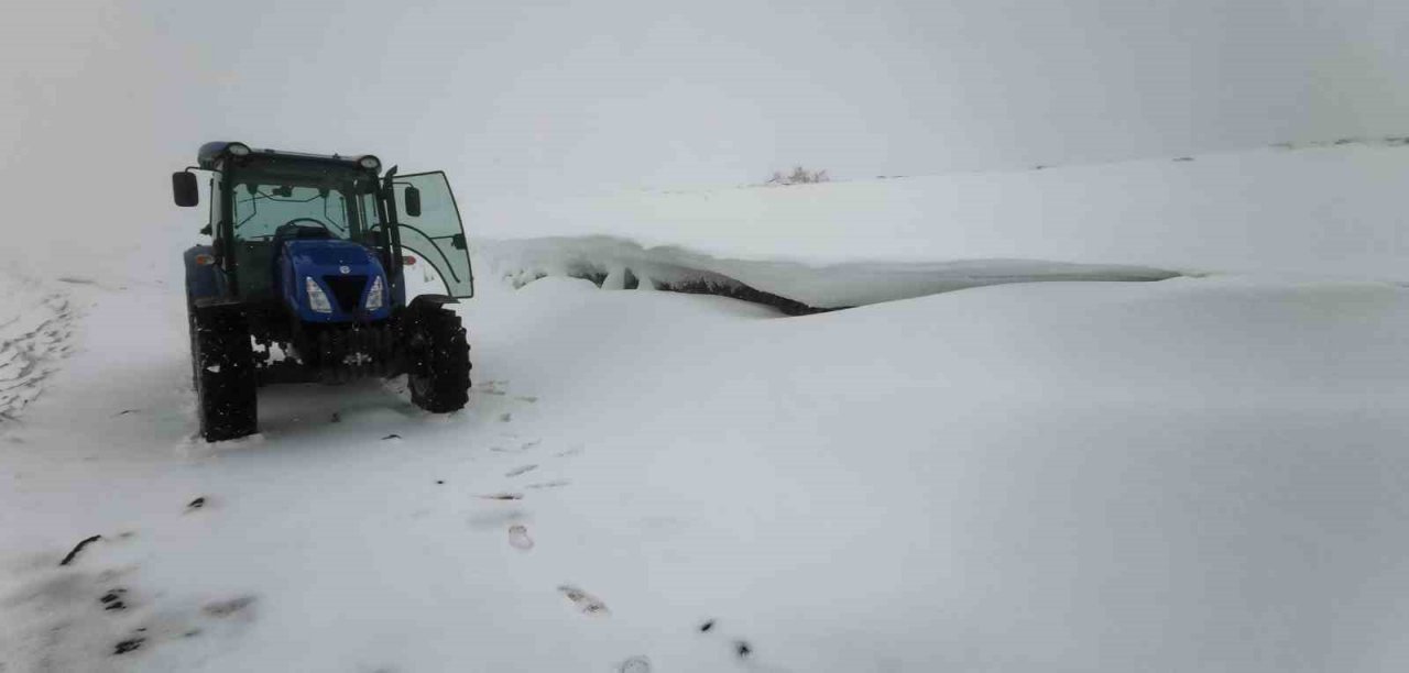 Nisan ayında yağan kar köylülere zor anlar yaşattı