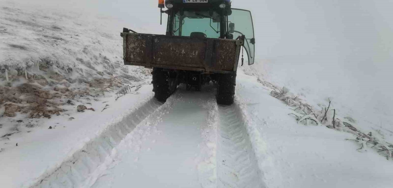 Nisan ayında yağan kar köylülere zor anlar yaşattı