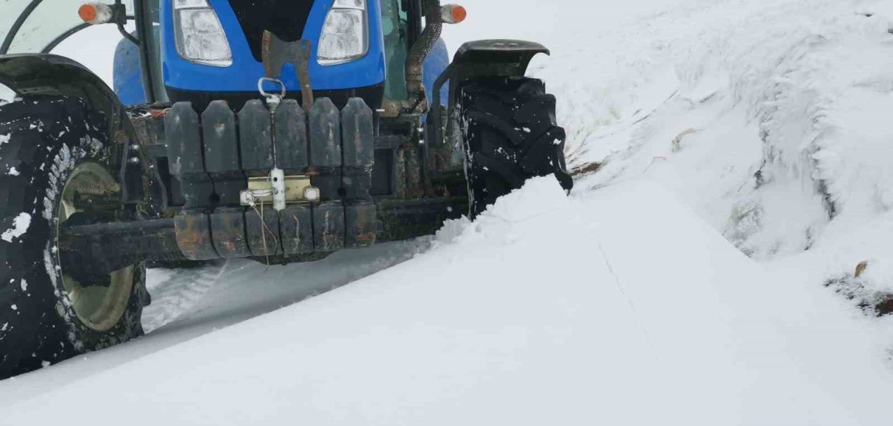 Nisan ayında yağan kar köylülere zor anlar yaşattı