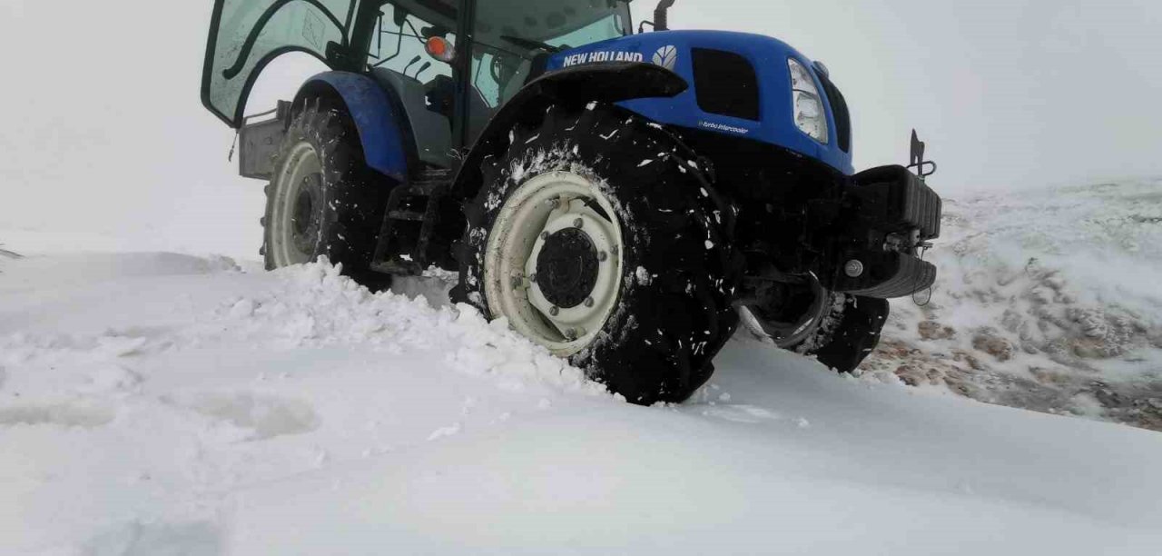 Nisan ayında yağan kar köylülere zor anlar yaşattı