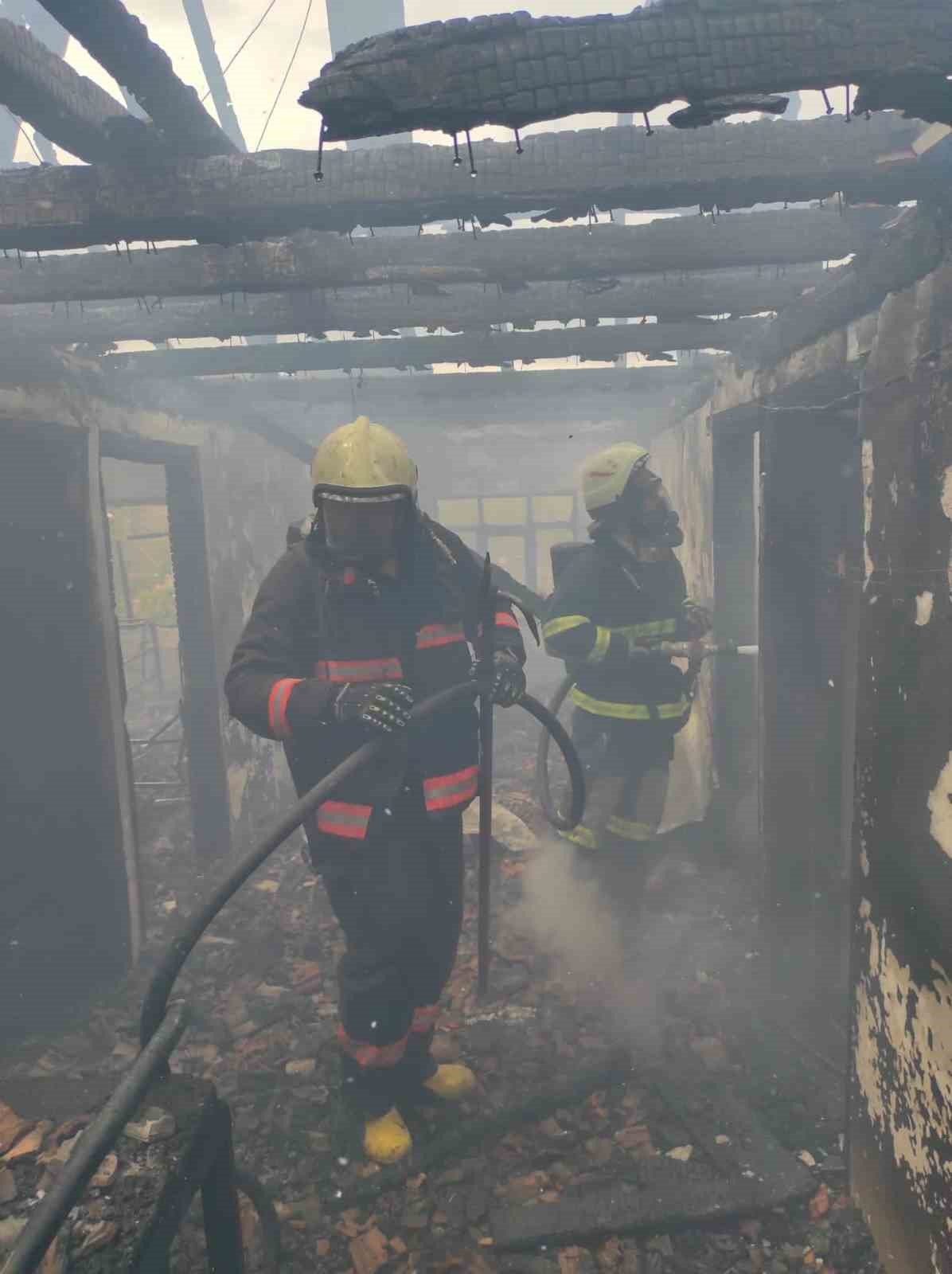 Köyde çıkan yangında bir ev alev alev yandı