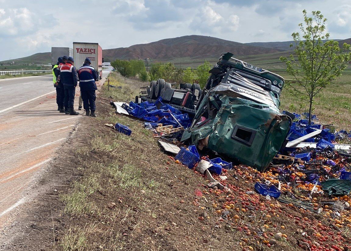 Sebze ve meyve yüklü tır devrildi, sürücü yaralandı