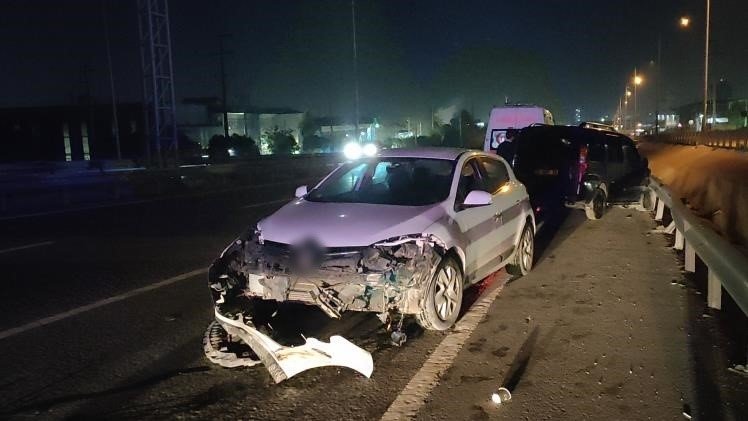 D-100’de otomobil, hafif ticari araca çarptı