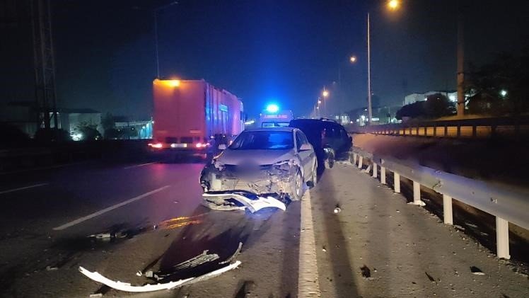 D-100’de otomobil, hafif ticari araca çarptı