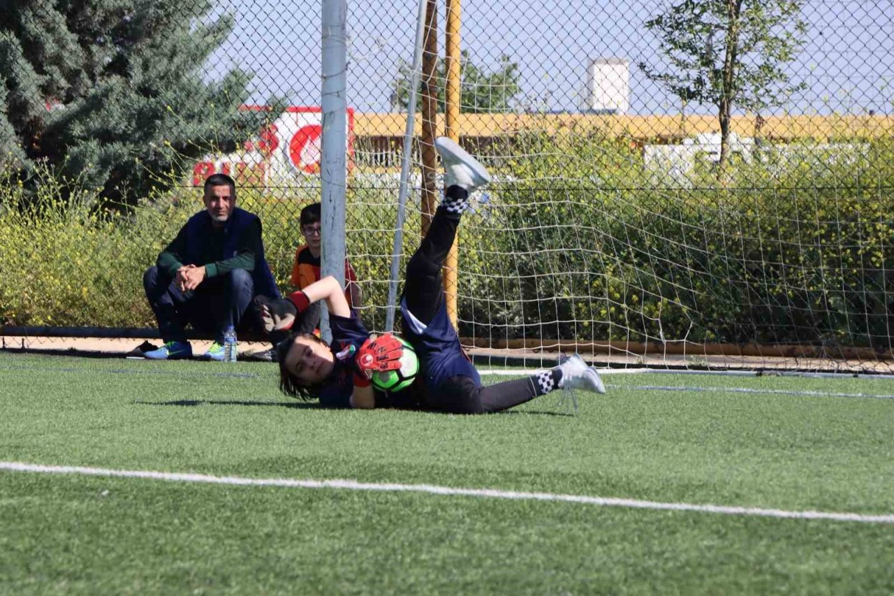 Depremin yaralarını futbol ile sarıyorlar