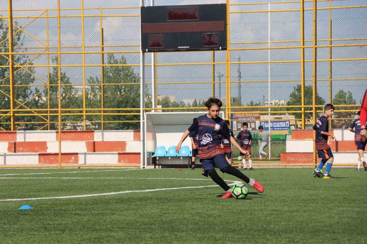 Depremin yaralarını futbol ile sarıyorlar