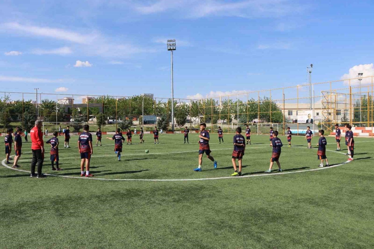 Depremin yaralarını futbol ile sarıyorlar