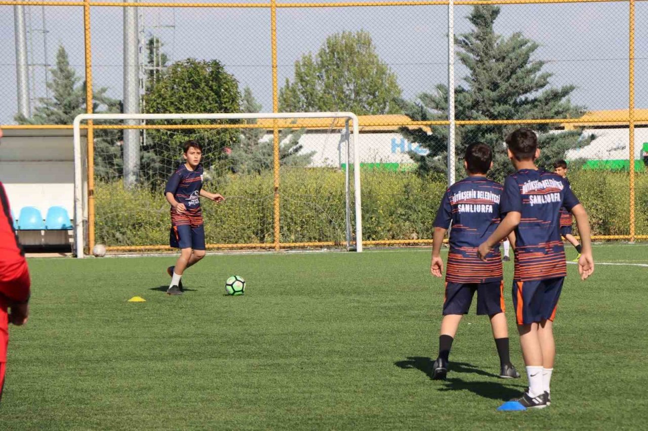 Depremin yaralarını futbol ile sarıyorlar