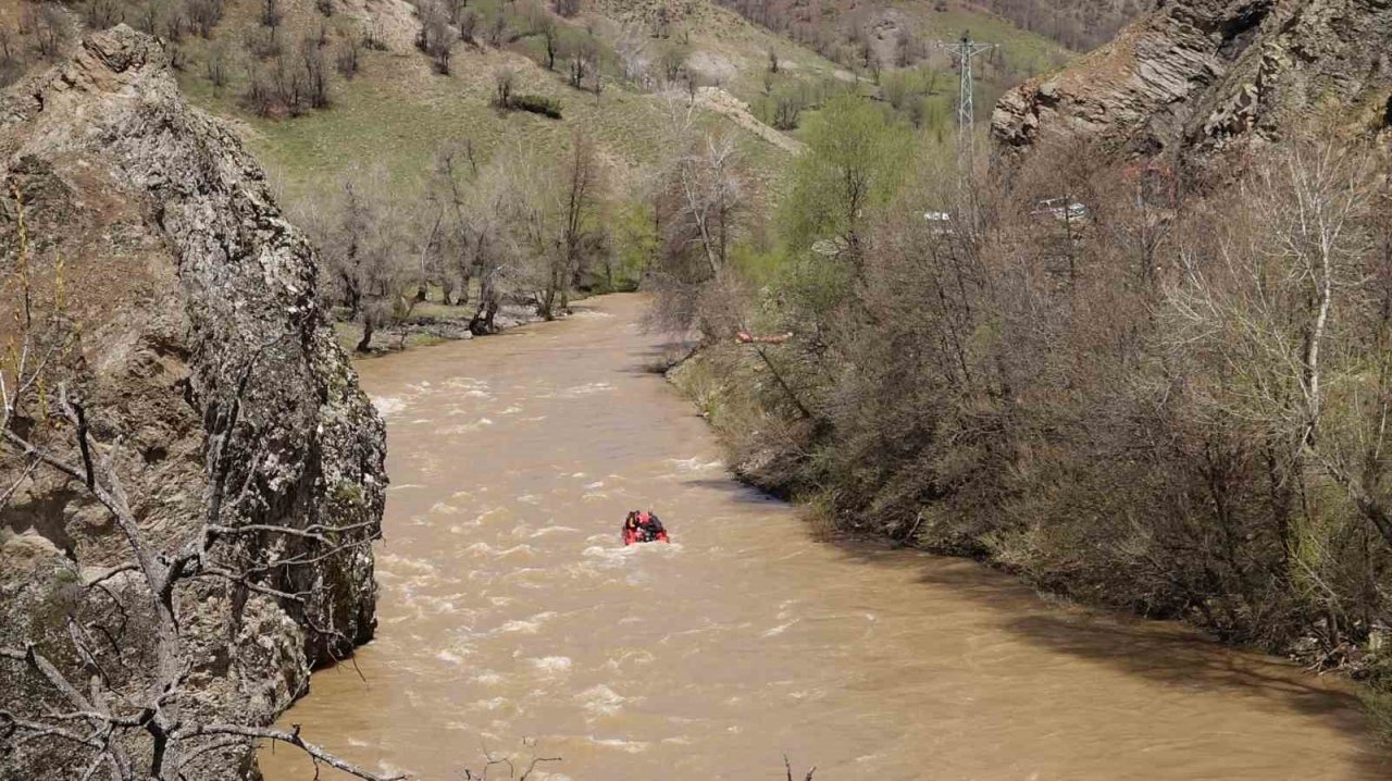 Munzur Çayı’na düşen 3 genci arama çalışmaları sürüyor