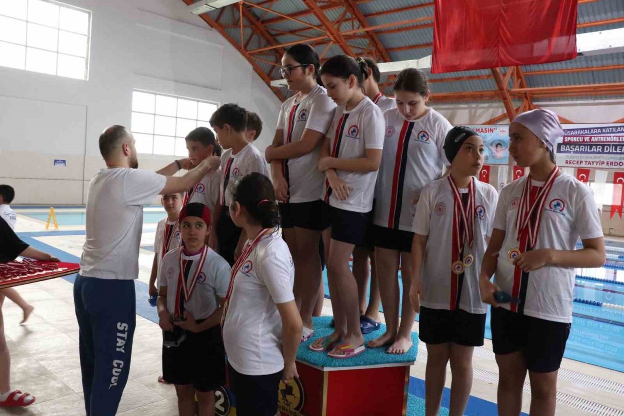 Yüzme şenliğinde 150 sporcu yüzdü