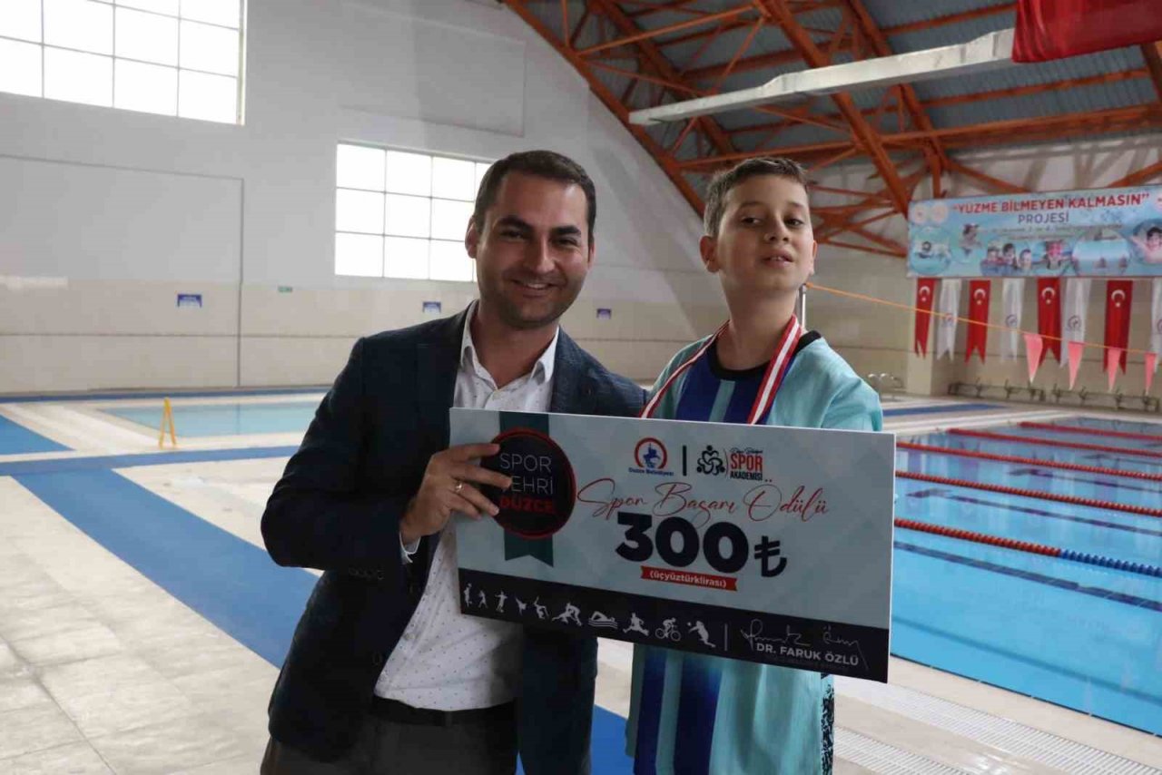 Yüzme şenliğinde 150 sporcu yüzdü