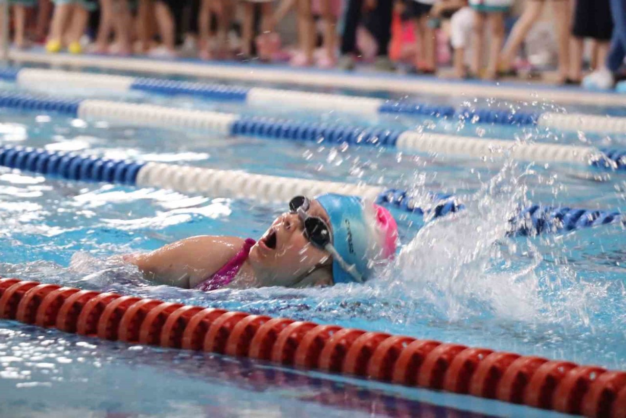 Yüzme şenliğinde 150 sporcu yüzdü