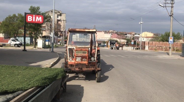 Ehliyetsiz traktör sürücüsü polisten kaçamadı