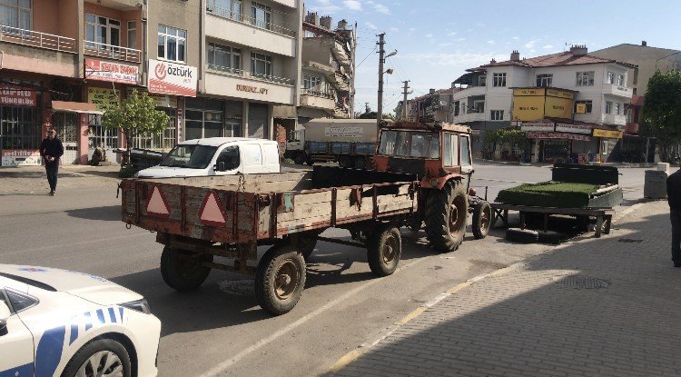 Ehliyetsiz traktör sürücüsü polisten kaçamadı
