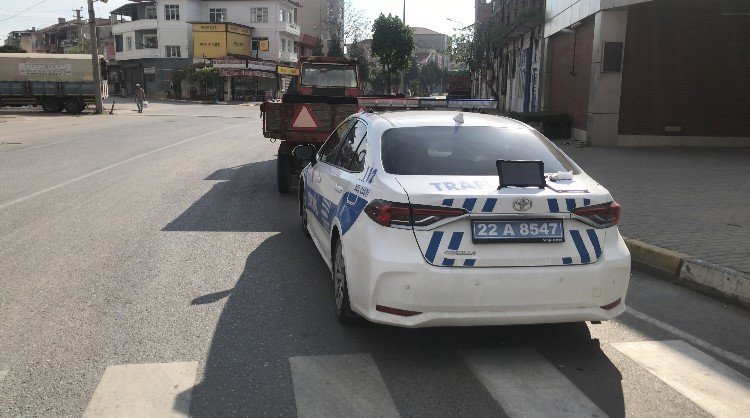 Ehliyetsiz traktör sürücüsü polisten kaçamadı
