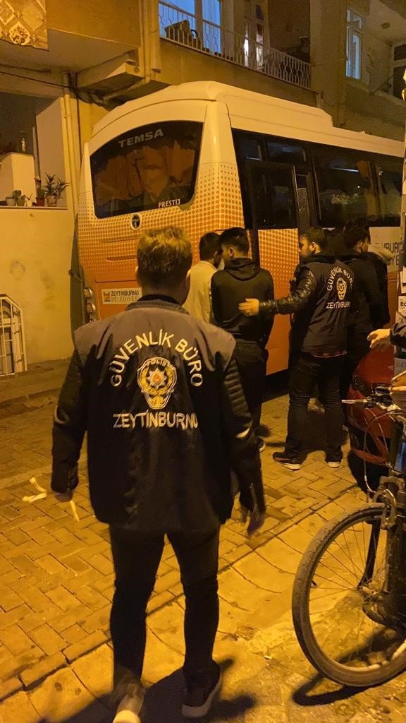 Zeytinburnu’nda bin 474 kaçak göçmen sınır dışı edildi