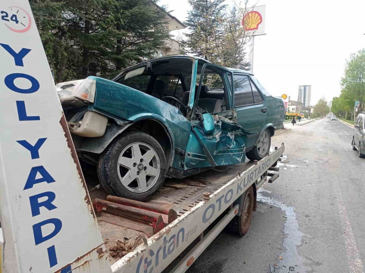 Elazığ’da otomobil ağaca çarptı: 1 yaralı