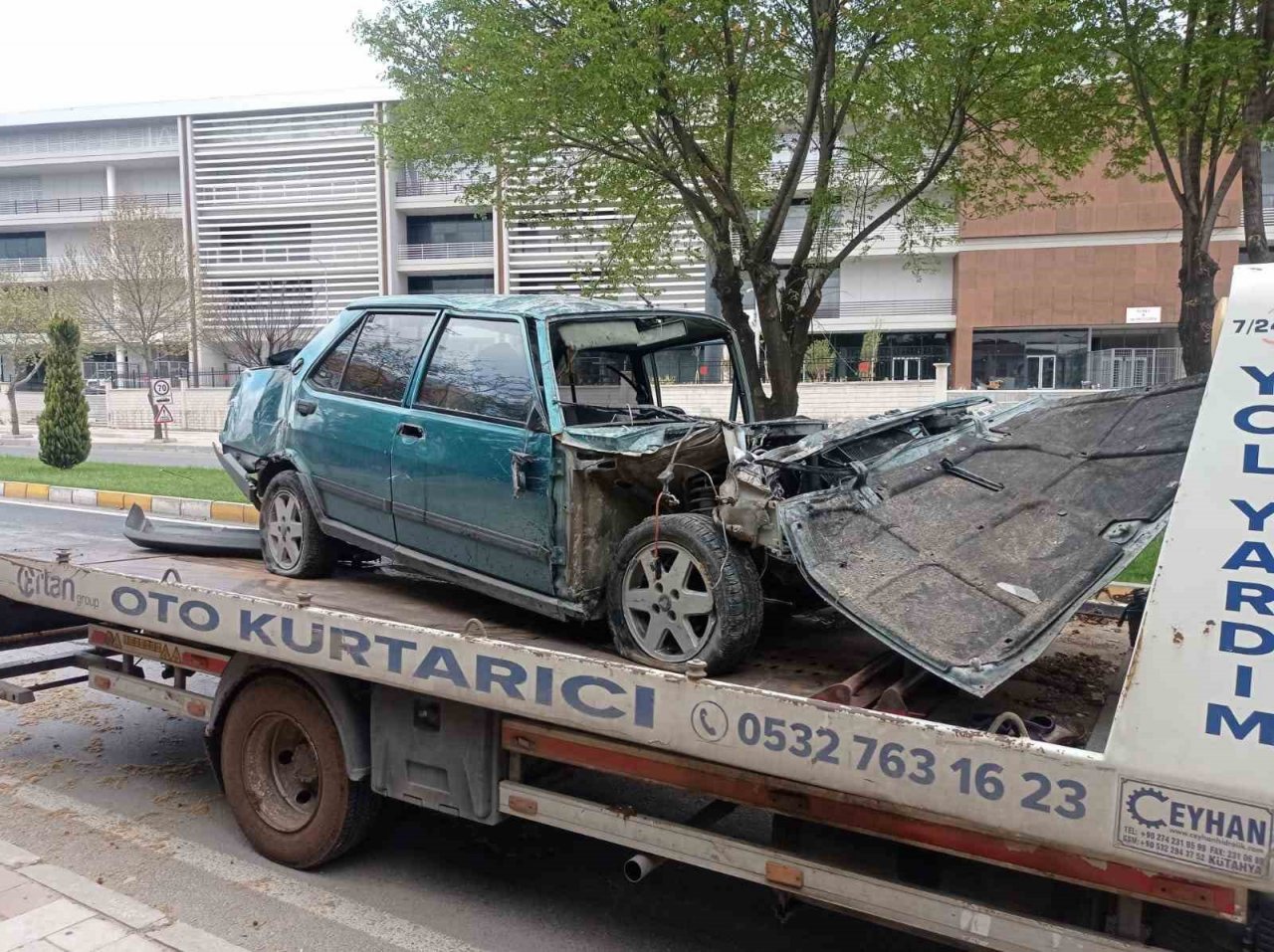 Elazığ’da otomobil ağaca çarptı: 1 yaralı