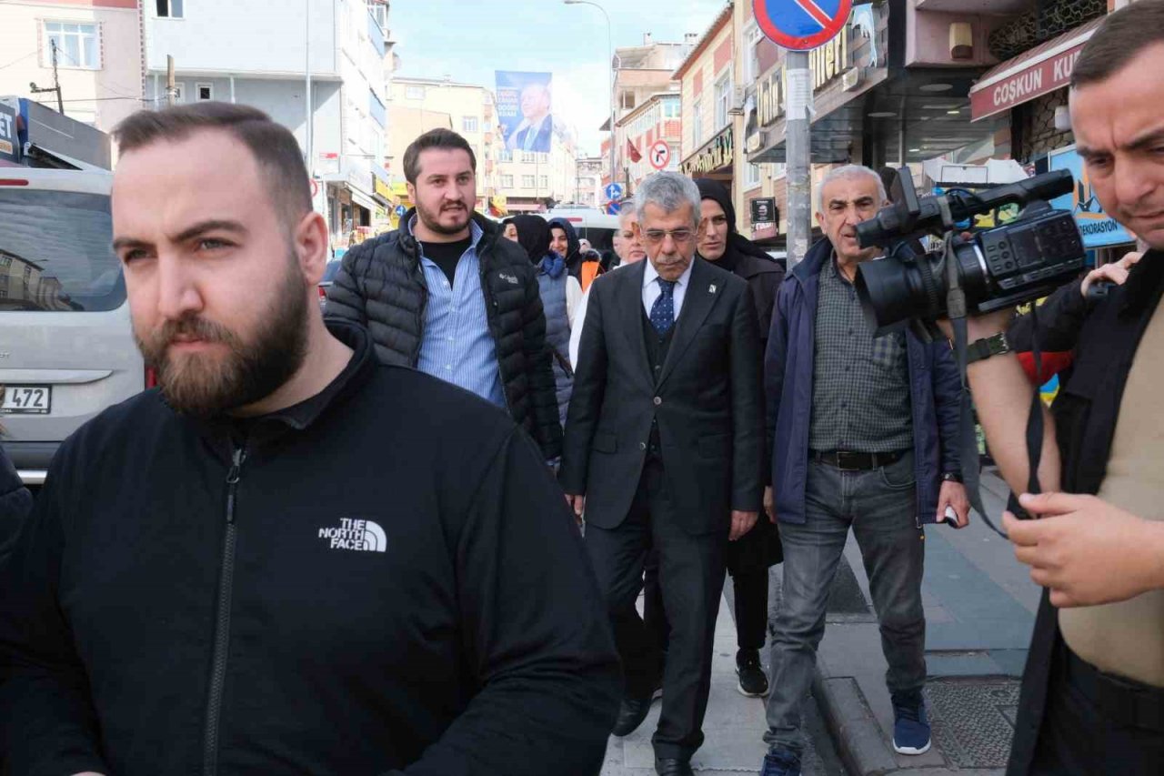 73 yaşındaki en yaşlı Milletvekili Adayı Cemal Toptancı, her gün kilometrelerce yol yürüyerek seçmenle buluşuyor
