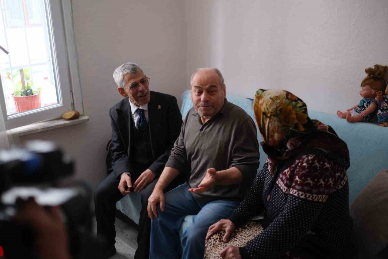73 yaşındaki en yaşlı Milletvekili Adayı Cemal Toptancı, her gün kilometrelerce yol yürüyerek seçmenle buluşuyor
