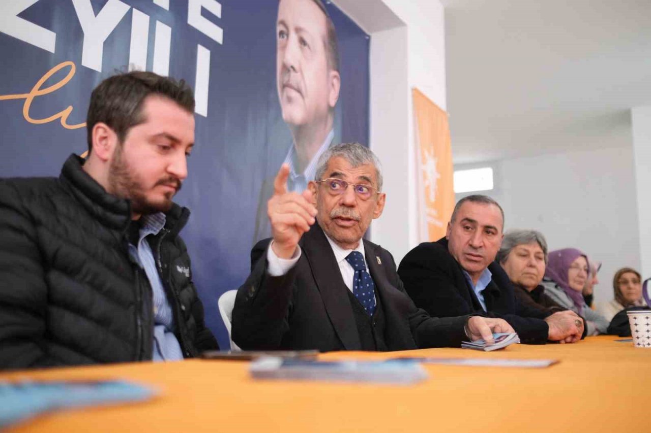 73 yaşındaki en yaşlı Milletvekili Adayı Cemal Toptancı, her gün kilometrelerce yol yürüyerek seçmenle buluşuyor