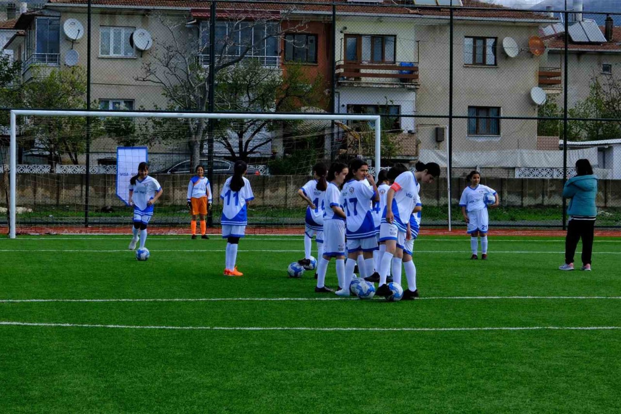 Erzincan’da kızların futbol tutkusu artıyor