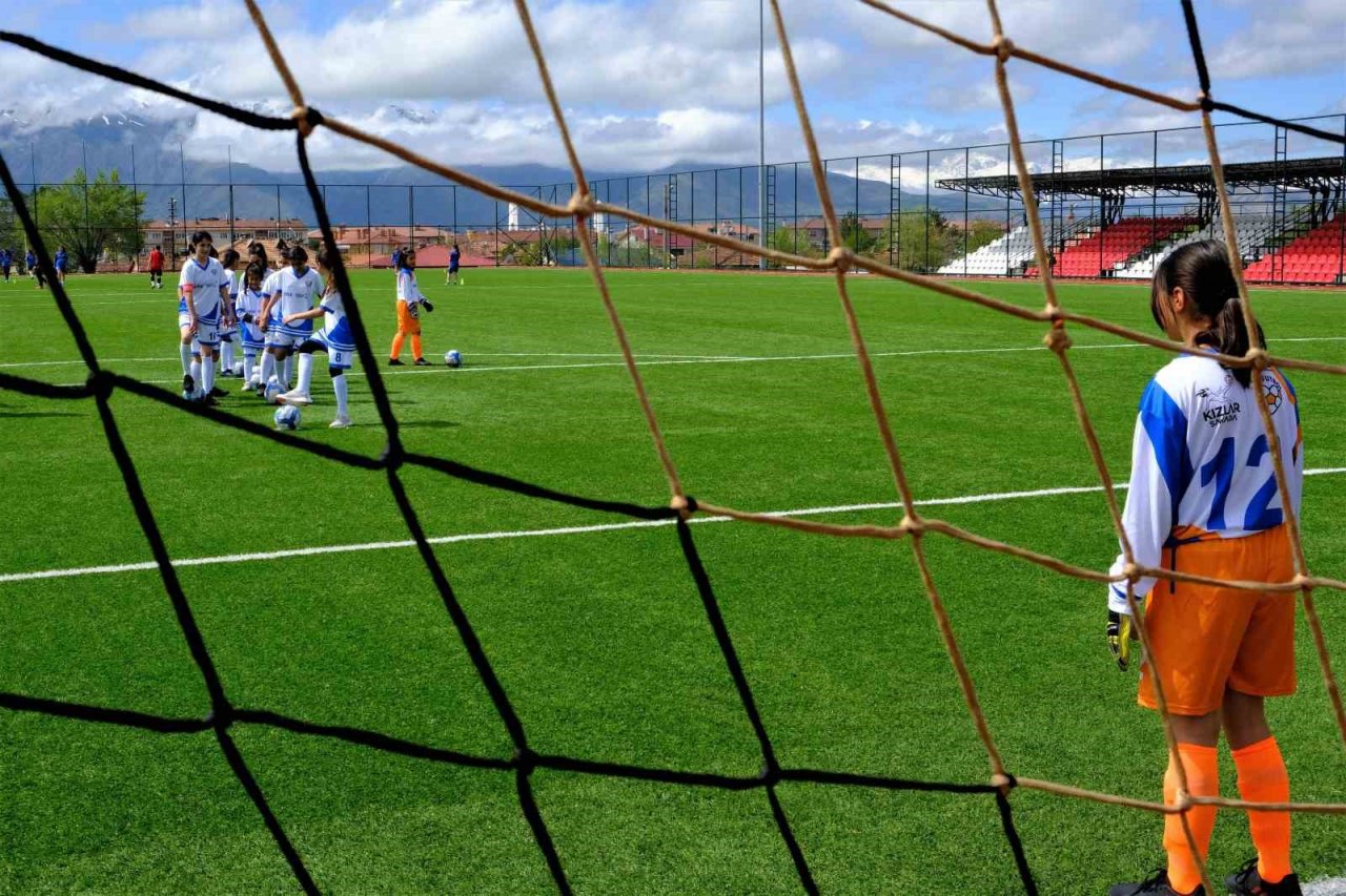 Erzincan’da kızların futbol tutkusu artıyor