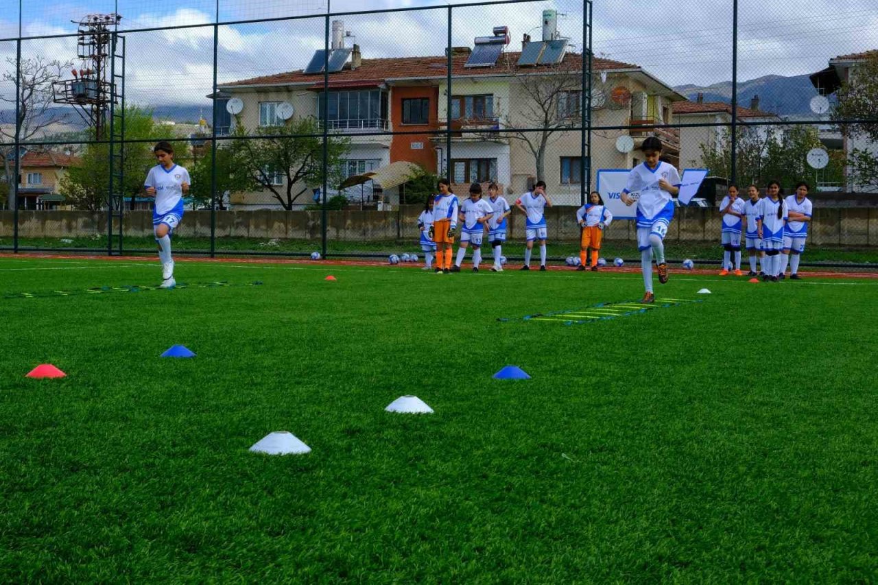 Erzincan’da kızların futbol tutkusu artıyor