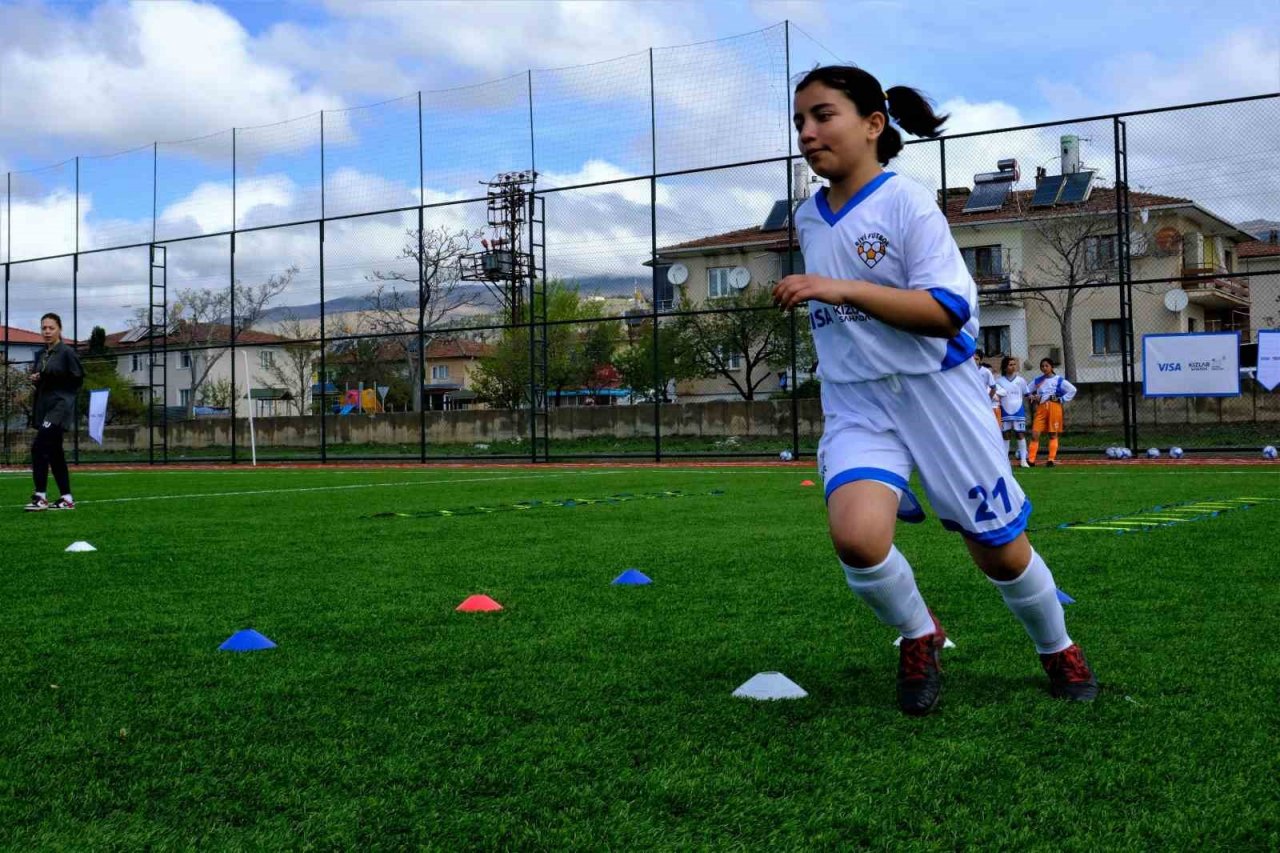 Erzincan’da kızların futbol tutkusu artıyor