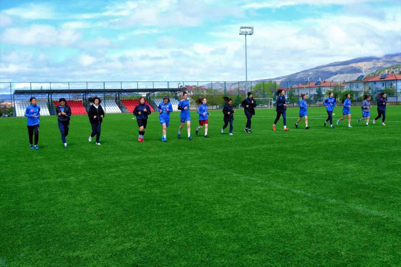 Erzincan’da kızların futbol tutkusu artıyor