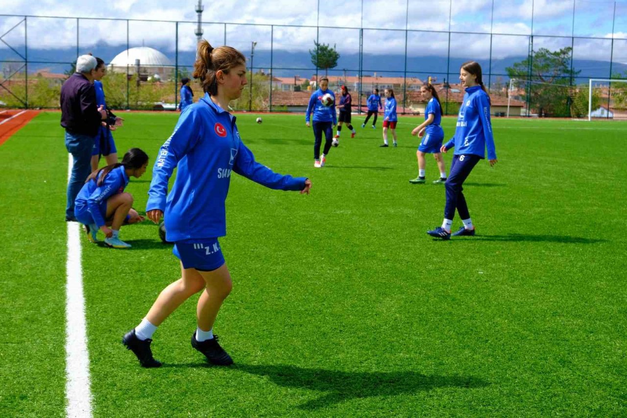 Erzincan’da kızların futbol tutkusu artıyor