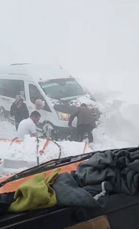 Palandöken geçidinde kar ve tipide mahsur kaldılar