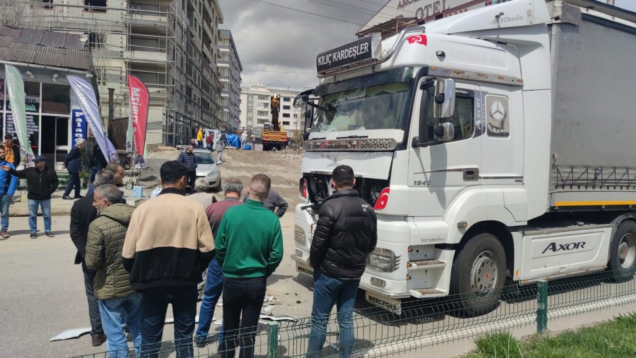 Tır yola çıkan köpeğe çarpmamak için fren yapan kamyona arkadan çarptı