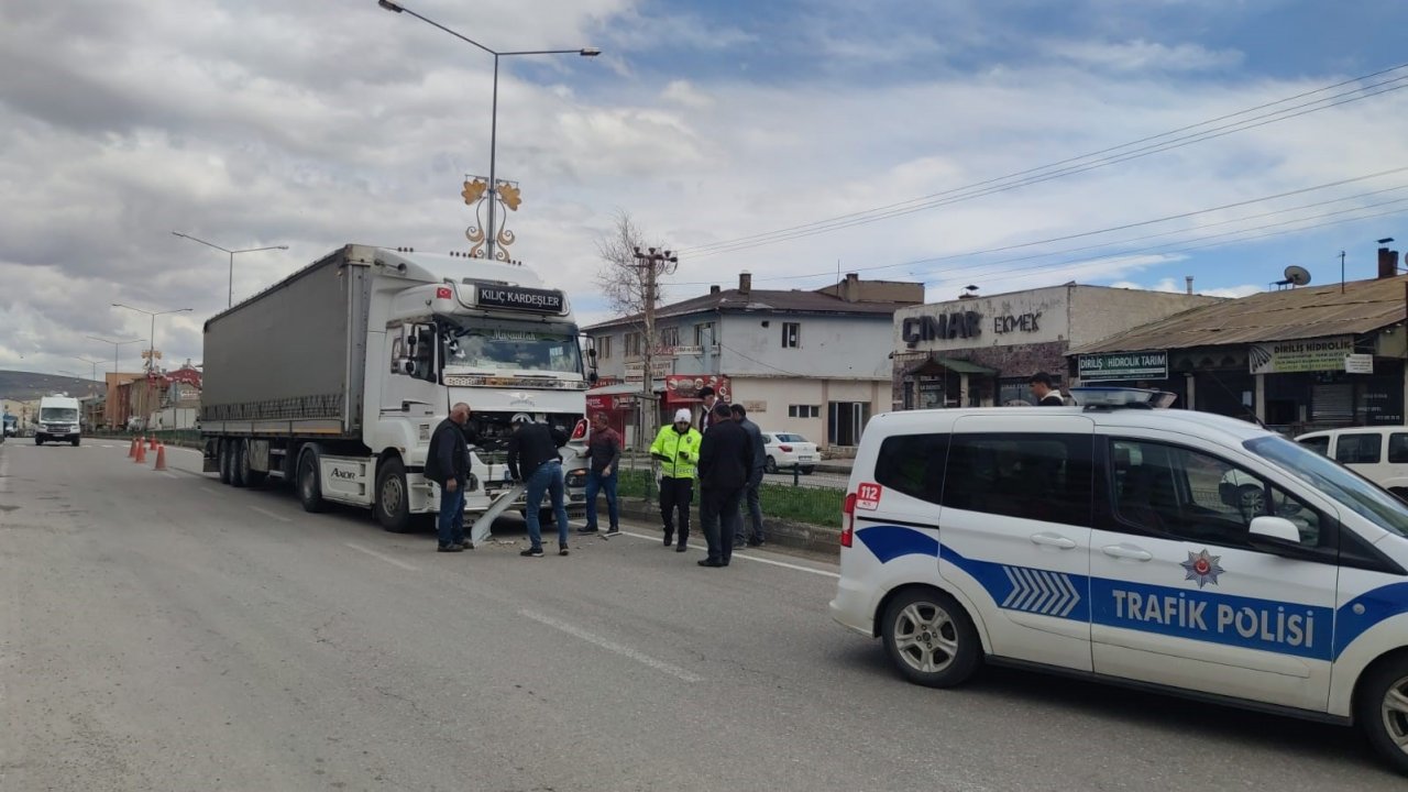Tır yola çıkan köpeğe çarpmamak için fren yapan kamyona arkadan çarptı