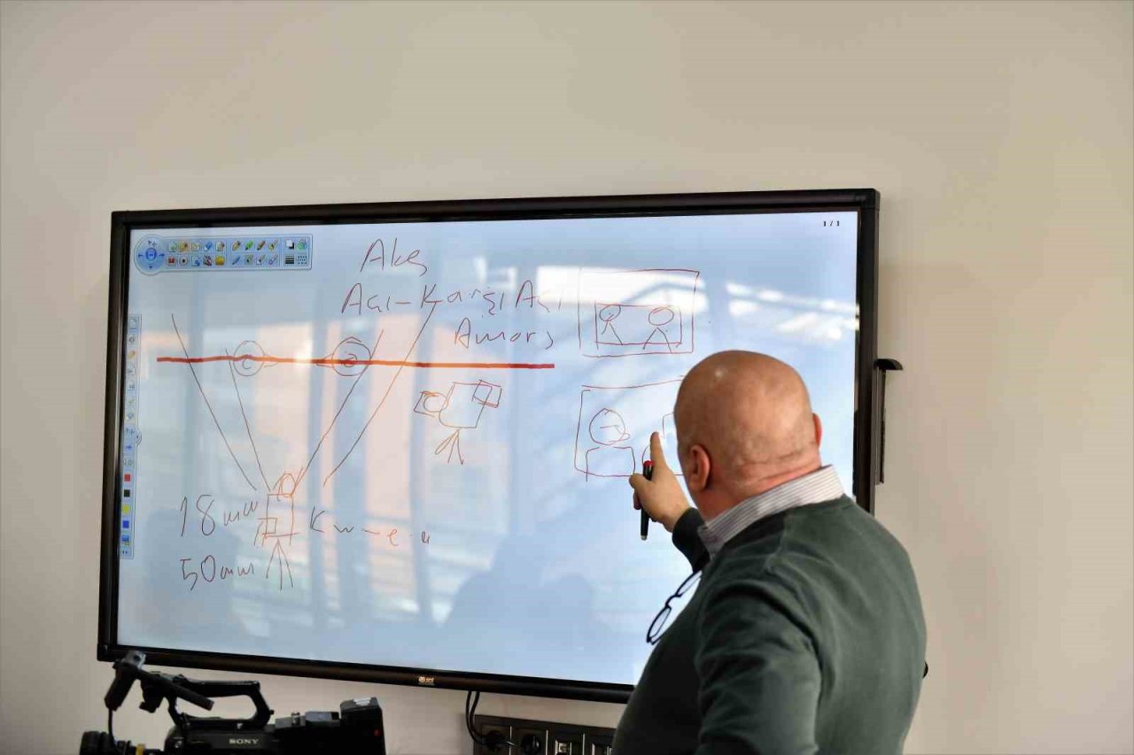 Esenyurt’tun bir ilki olan Sinema Akademisi’nde gençler meslek öğreniyor