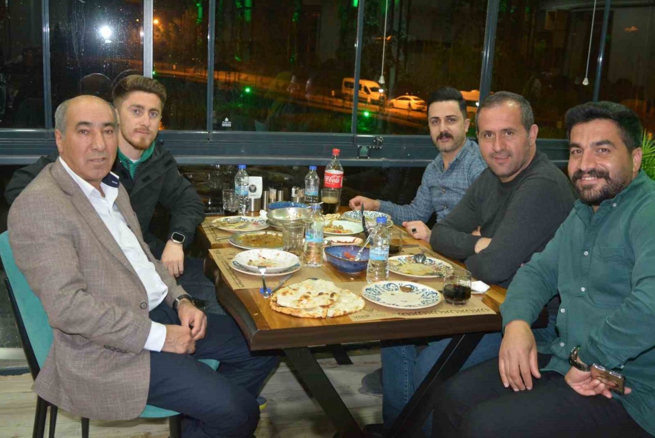 Hakkari Valiliği İranlıları yemekte ağırladı