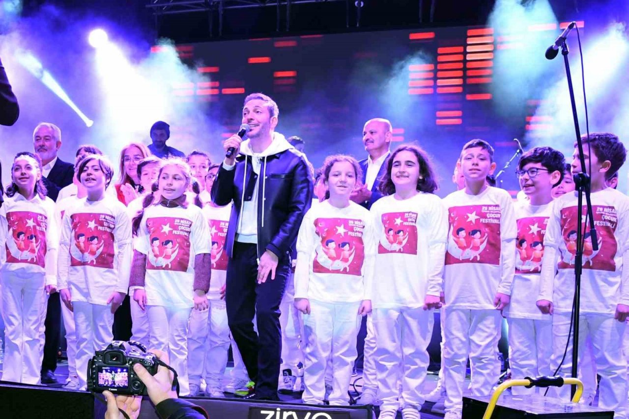 Isparta Belediyesinin Çocuk Festivalinde Oğuzhan Koç sahne aldı