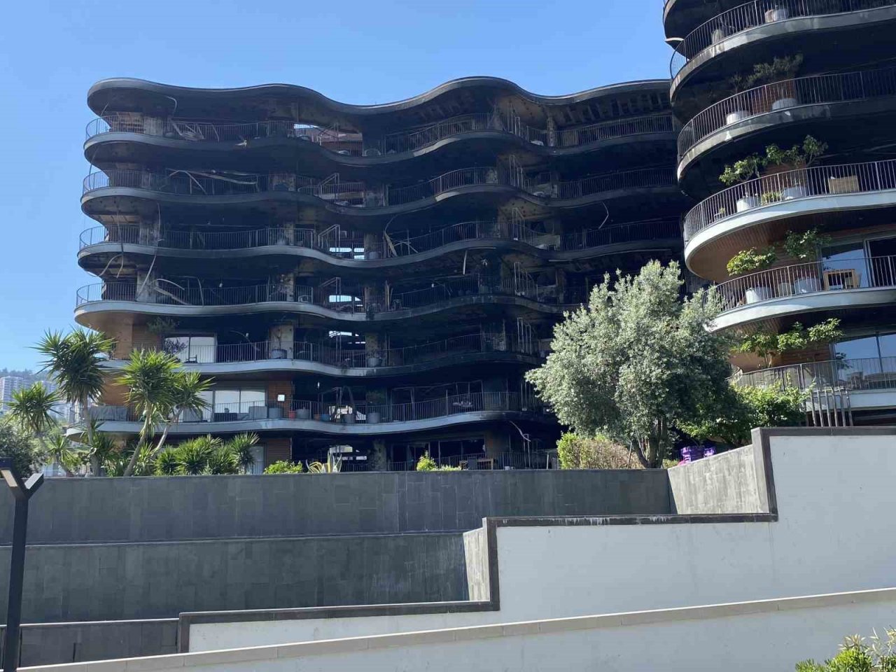İzmir’de küle dönen 8 katlı sitede hasar tespit çalışmaları başlıyor