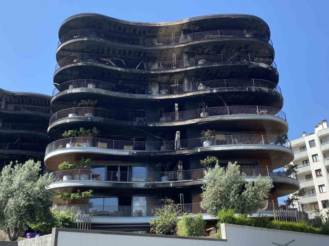 İzmir’de küle dönen 8 katlı sitede hasar tespit çalışmaları başlıyor