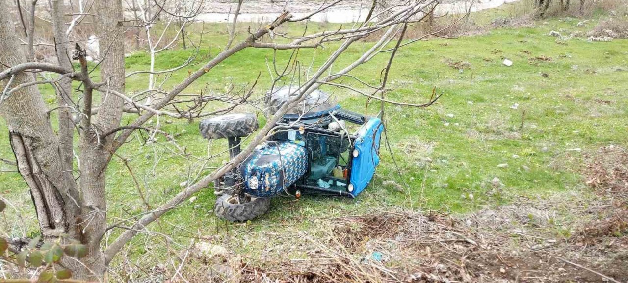 Tarlada devrilen traktörün sürücüsü yaralandı